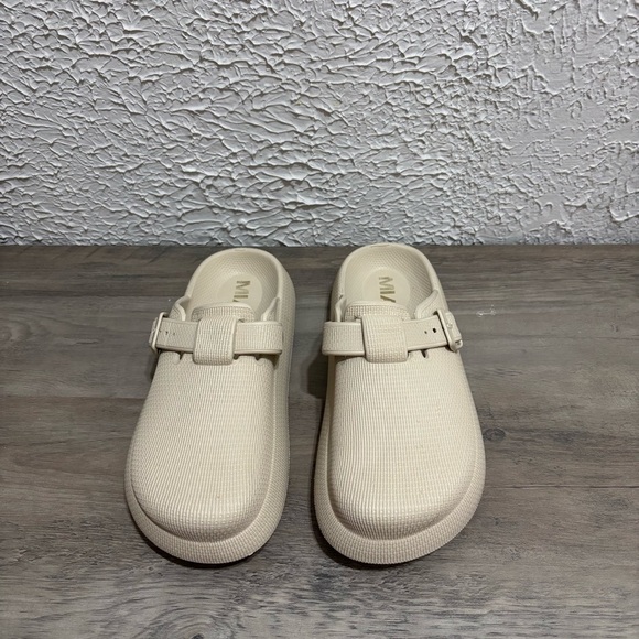 MIA Lida Slip-on Clog - Picture 3 of 4